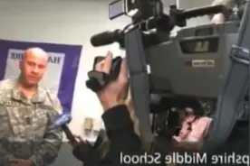美国大兵突然出现在许久未见的女儿面前，看完别哭视频封面