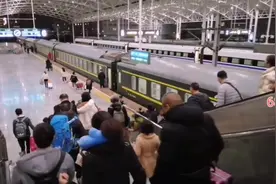 上海火车站：上海开往乌鲁木齐的Z40次列车，很多洛阳朋友都坐过视频封面