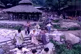 全村都被愚公感动了，全村人都跟着去挖山了，只有一个人没去视频封面