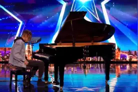 英国达人秀：小哥弹钢琴的时候突然按了一个键，全场气氛瞬间燃爆