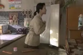 守寡的翠兰在屋里打扮，老光棍突然从后面抱住她怎料她竟不反抗？视频封面