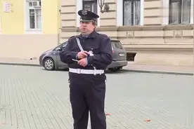 国外街头恶搞：警察查酒驾，吹检测仪竟让屁股冒烟视频封面