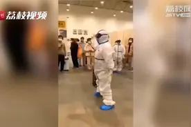 新疆医生教武汉方舱患者跳舞 网友：防护服都隔不住能歌善舞视频封面