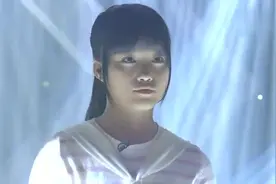 弟控小姐姐给弟弟唱歌“同手同脚”引发全场合唱，弟弟台下飞吻