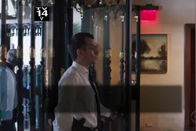 美女和父亲见面，不料父亲准备的礼物，美女高兴坏了！视频封面