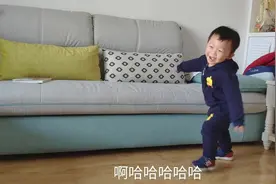 2岁宝宝转圈圈，把自己转晕了，跟喝醉酒似的，东倒西歪，玩嗨了