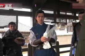 刘昊然在剧场玩起来鸽子，不料被鸽子“打脸”，飞禽也不好惹啊视频封面