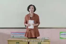 看新闻得知是特种兵，女孩保密父亲工作被同学嘲笑，全班都哭了不视频封面