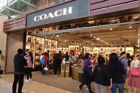 实拍 香港蔻驰COACH折扣店，真不敢相信这里的包包居然这么便宜。视频封面