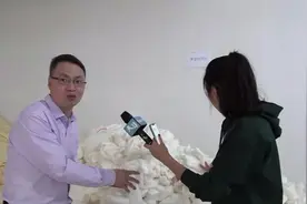 8000只蚕蛹 5斤蚕丝 记者全程体验蚕丝被制作过程教你辨真伪