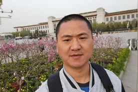 小伙来看天安门降旗仪式，来的有点晚了，没有抢到好位置！