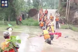 揪心！抗洪战士被洪水卷走负伤……图片