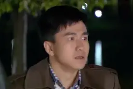 单身妈妈爱上年轻小伙，2人深夜在草地拥抱，这下美女彻底沦陷！视频封面