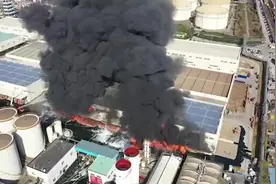 上海外高桥一公司发生火情 现场浓烟滚滚视频封面