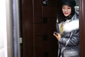 女孩分手后去前男友家取东西，发现洗手间的两把牙刷，站住了！视频封面