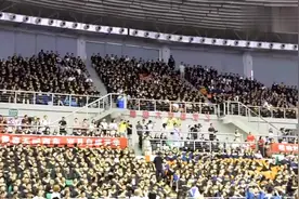 毕业典礼上，毕业生唱《追光者》点燃全场热情，看到最后我哭了视频封面