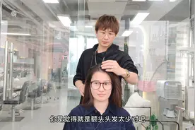 女生两边头发比较少，被发型师大改造后，感觉不一样了