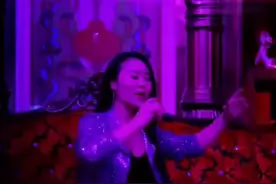 美女在KTV里唱《舞女》，开口就亮了，不参加中国好声音真可惜