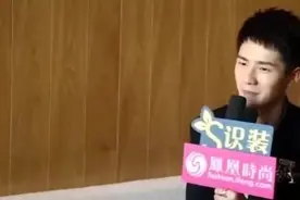 男神刘昊然教你正确喷香水！眼前这一幕真的把我逗笑了视频封面