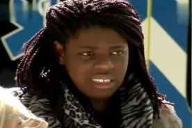 国外恶搞：女子竟“生”下一条狗，路人看的呆了视频封面