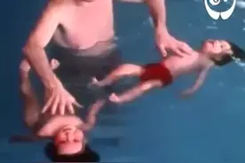 外国人教宝宝游泳的方式，直接扔进去视频封面