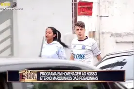 路人帮忙推车，车里的三个妹子也一起推，整蛊情侣视频封面