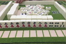 麻将：新手小姐姐打麻将，拿着这副牌看她那样打，我都忍不住笑了视频封面