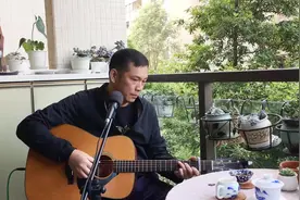 吉他弹唱《只要你过得比我好》婉转缠绵经典重温，勾起无数的回忆视频封面