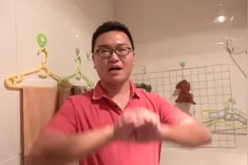 小伙挑战用小龙虾来做足疗，感觉酥酥麻麻的