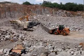 砂老板门的最爱石灰岩移动破碎机 石灰岩破碎成小石子能卖大价钱