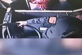 孩子坐公交晕车呕吐 妈妈用手一点一点清理干净视频封面