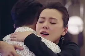 美女抱着大叔，含情脉脉，真是太甜蜜了视频封面