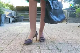 温柔美女身着绿色连衣裙搭配高跟鞋，与春天的公园很搭调视频封面