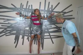 小伙整蛊女友，用胶带将其粘在墙上，太作死了视频封面