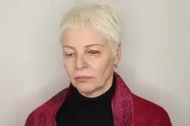 70岁的老太太保养得真好，简单给她化个妆，又美又优雅视频封面