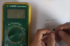 如何使用万用表测量三极管的放大倍数，S9013的放大倍数是多少视频封面