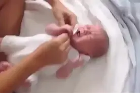 刚出生的小婴儿哇哇大哭，当妈妈亲了她一口，宝宝反应太可爱了视频封面