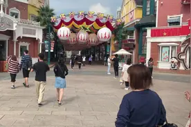 Vlog43天：探索上海佘山欢乐谷，过山车大摆锤你看看你敢玩么？视频封面