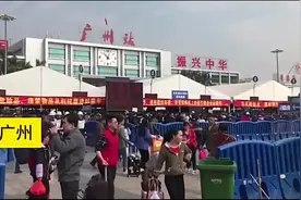 沉甸甸的父爱！大爷肩挑100多斤年货陪儿子过年：准备了20天视频封面