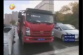 货车严重倾斜还敢开？交警市区发现货车严重倾斜，赶忙将其拦下视频封面