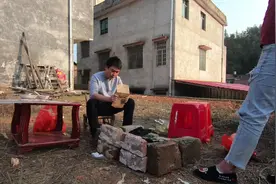 在农村小院自己搞烧烤、馋的村里人都来围观，人挤的水泄不通！视频封面