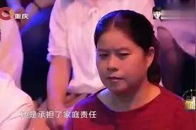 44岁不孝子突然悔悟给母亲跪下，和妻子台上向母亲磕头认错视频封面
