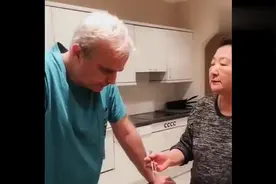 美国女婿吃了猪大肠，丈母娘还骗他是蘑菇，他知道后会怎样？视频封面