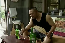 喝啤酒就服姜武，吃着一小碟子花生米，就喝了三瓶啤酒视频封面