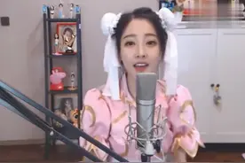 冯提莫直播唱神曲《不怕不怕》,衣服才是亮点,网友：可爱的春丽视频封面