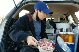 自驾旅行带个卡式炉，真方便！户外做了一锅红烧肉片，全吃了视频封面