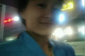 务工夫妻骑电动车出门买东西，妻子在后面老是叫老公注意开车。