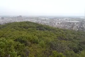 驻马店市确山县盘龙山，看确山县县城，县城距市区很近。