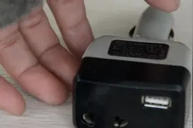 电池板接上老式车载充电器，居然真的可以输出220v接手机充电器用视频封面