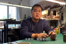 一张油光铮亮的疯马皮，纯手工做成个男士斜挎包（完整版）视频封面